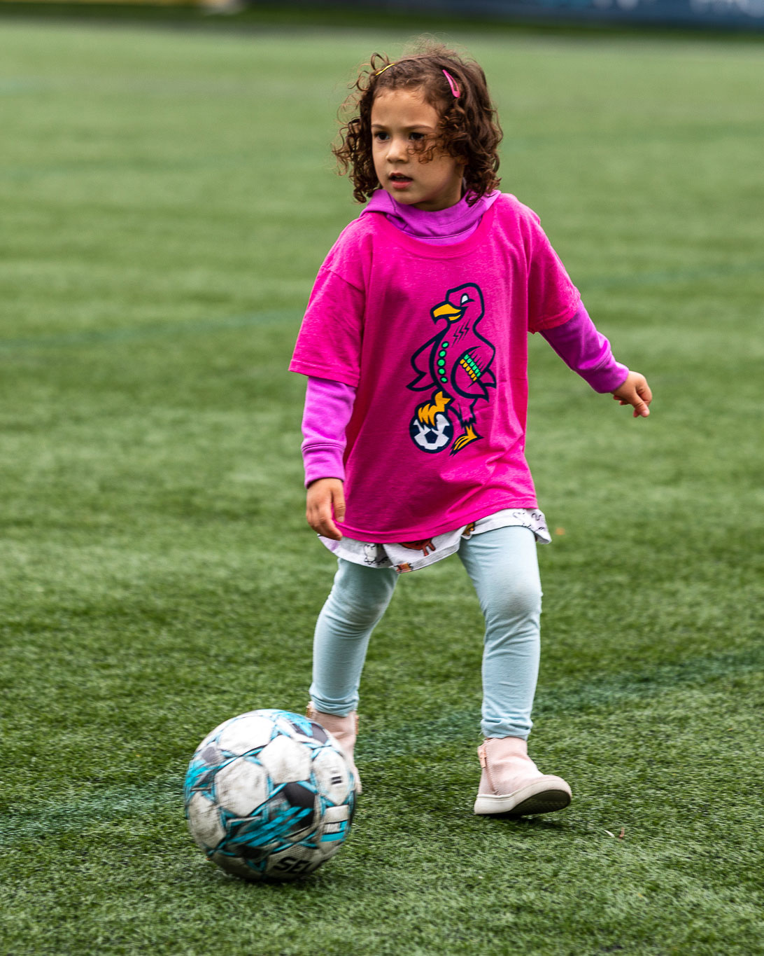 A young girl participates in MGE Día de Fútbol