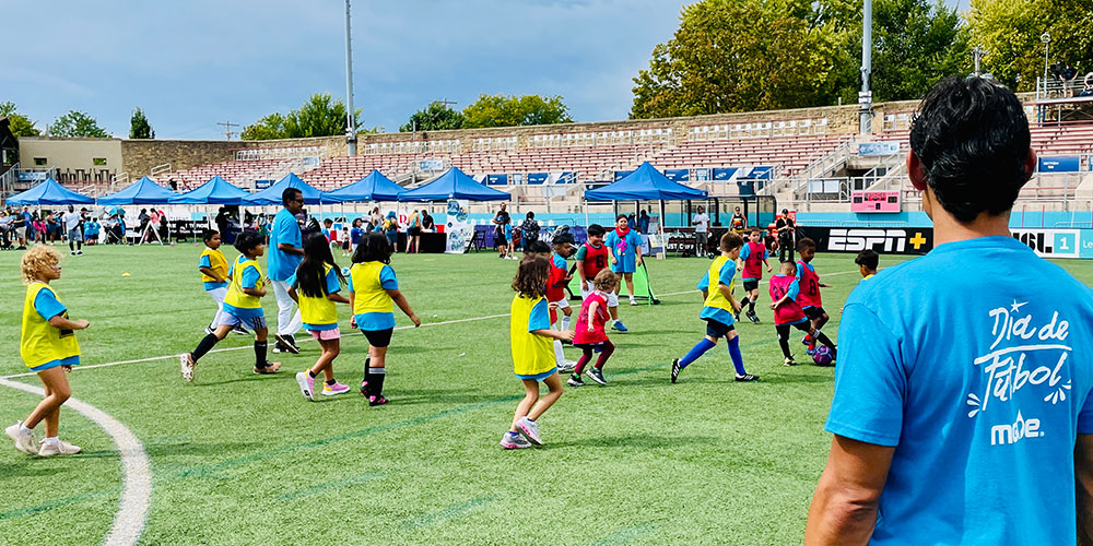 Students participating in a soccer clinic at MGE Día de Fútbol