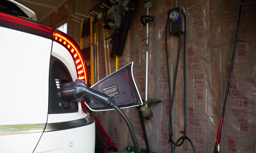Un primer plano de un vehículo eléctrico cargándose en un garaje.