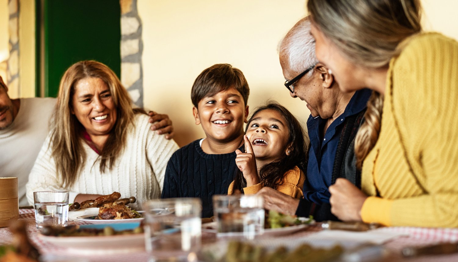 Familia riendo en la mesa