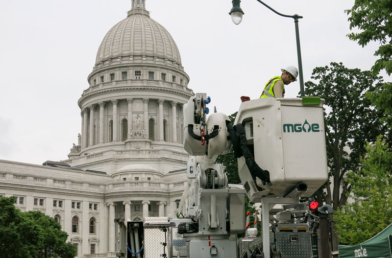 MGE lineman fixing streetlight near the Capitol