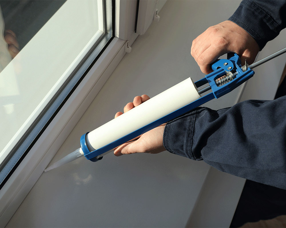 agregar masilla para sellar las fugas de aire alrededor de puertas o ventanas